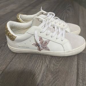 Vintage Havana white low tops with glitter. Size 5.5